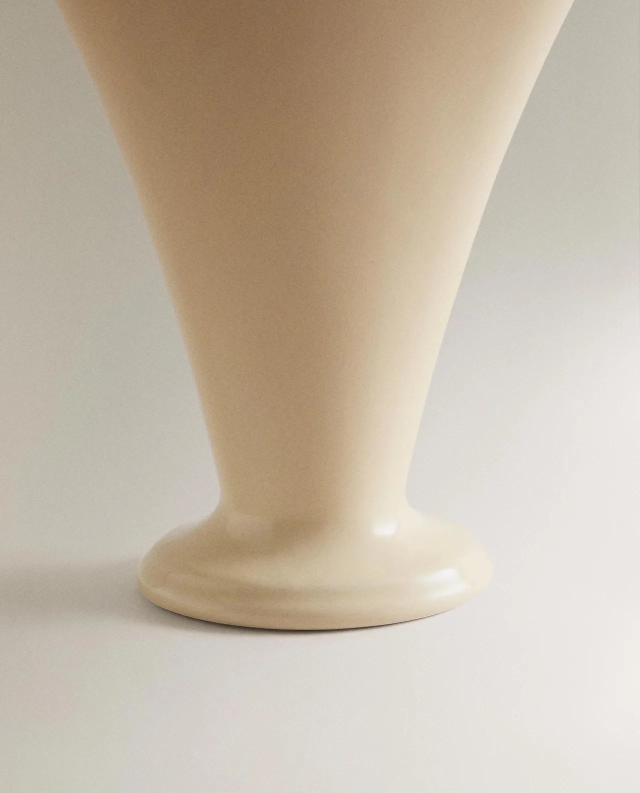 Sculptural Ivory Porcelain Vase – Modern Flared Design