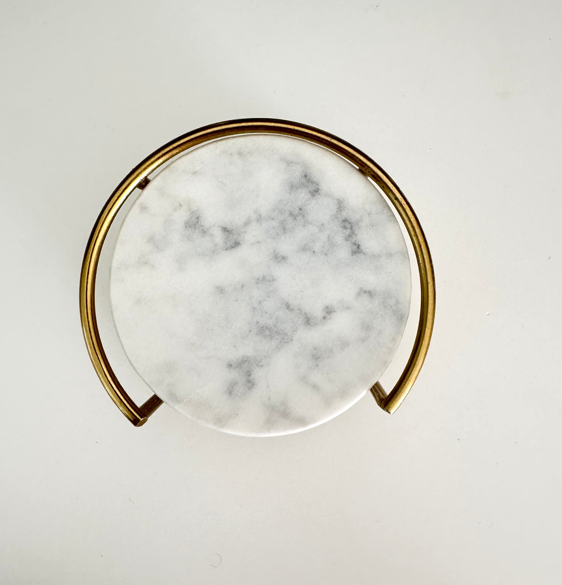 Gray and White Tones Onyx Round Coasters with Brass Holder Base, Set of 6 - Rustike Home