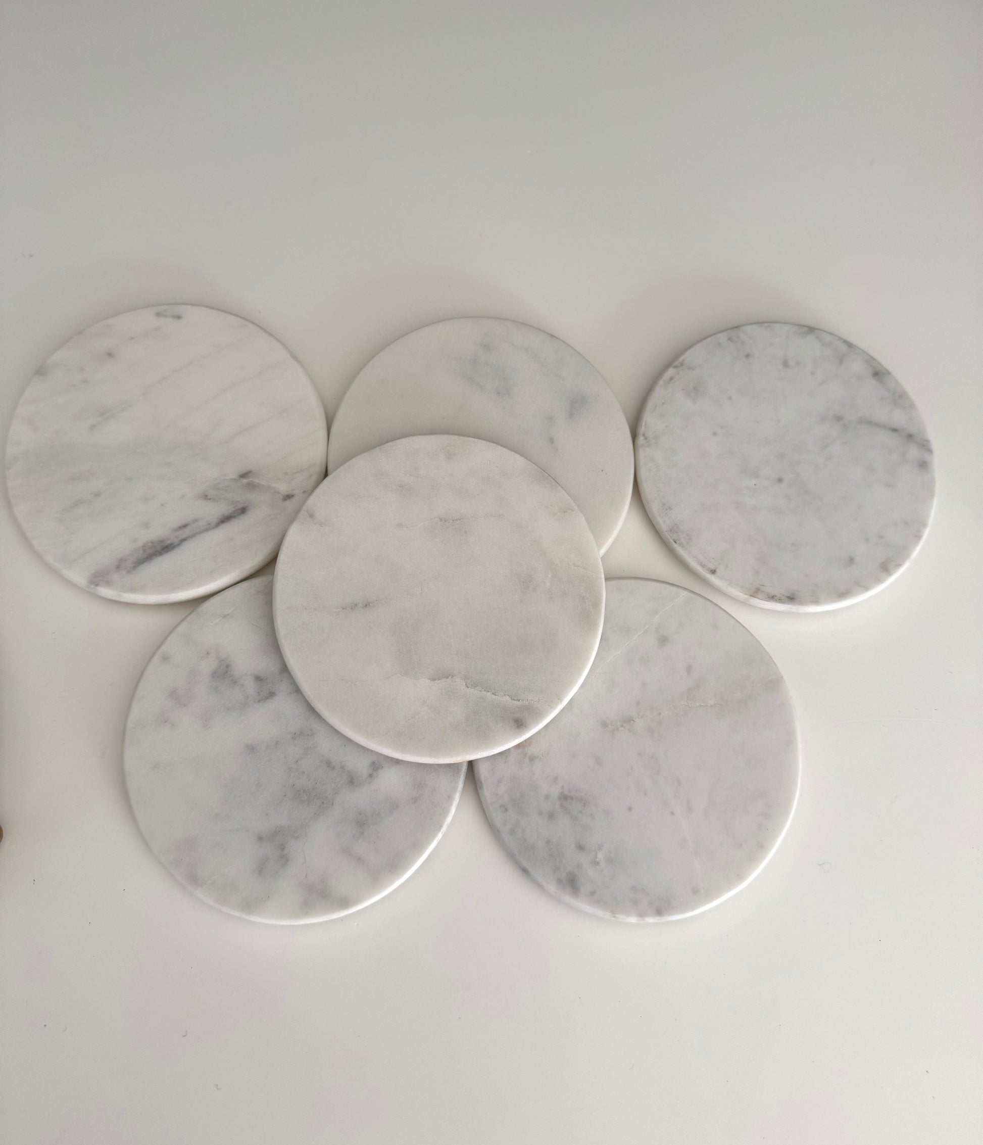 Gray and White Tones Onyx Round Coasters with Brass Holder Base, Set of 6 - Rustike Home